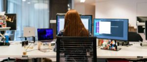 Community Manager trabajando