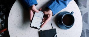 Móvil usando redes sociales
